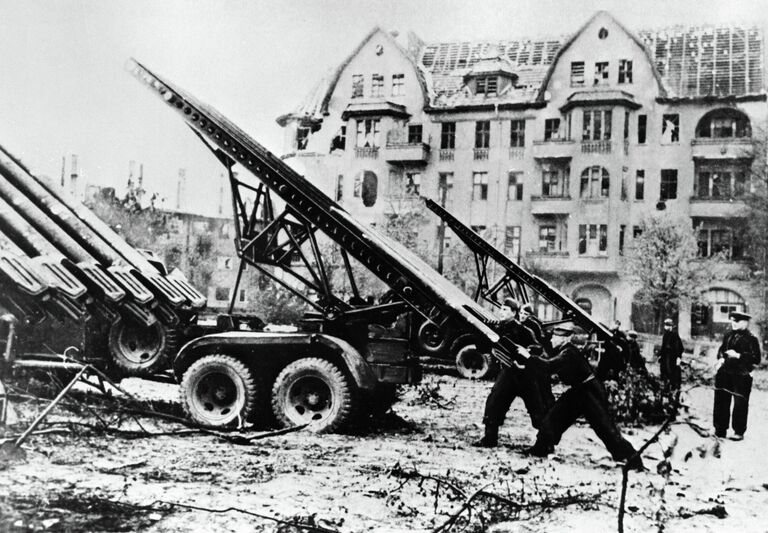 Советские артиллеристы во время боев на улицах Берлина