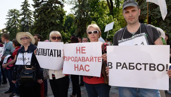 Активисты финансового Майдана проводят митинг у здания Верховной рады в Киеве