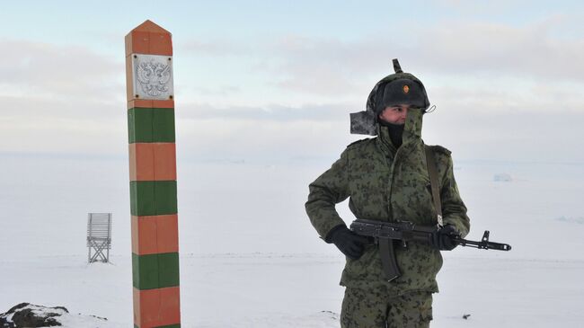 Пограничник на территории погранзаставы Нагурское, расположенной на острове Земля Александры архипелага Земля Франца-Иосифа