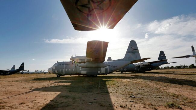 Военно-транспортные самолеты Локхид C-130 Геркулес на авиабазе ВВС США Девис-Монтен в Тусоне, Аризона