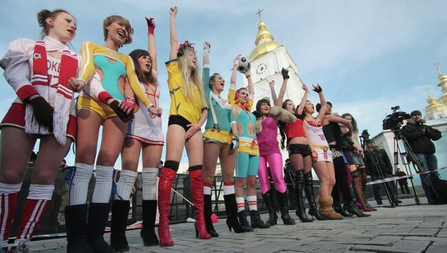 Участницы женского движения FEMEN провели акцию Евро 2012 - без проституции!