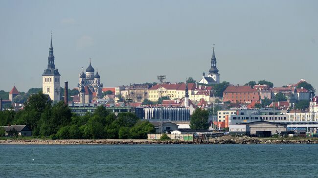 Таллин. Вид на Старый город с пляжа в Кадриорге