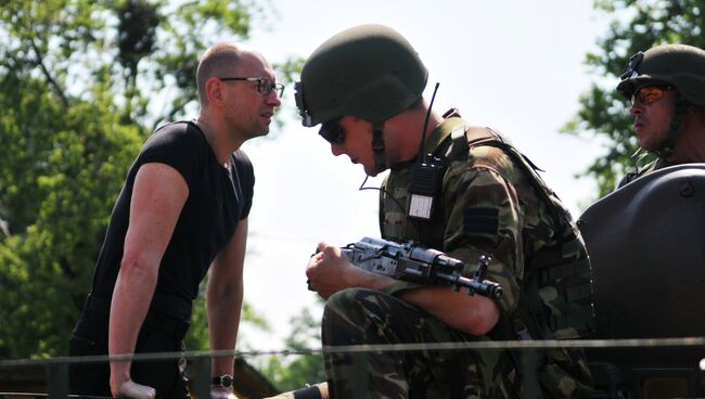 Премьер-министр Украины Арсений Яценюк общается с американскими военными во время совместных учений Fearless Guardian - 2015