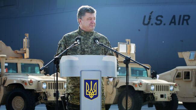 Президент Украины П.Порошенко встретил первый самолет ВВС США с американскими бронеавтомобилями