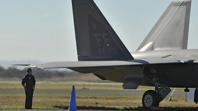 Пилот возле истребителя ВВС США F-22 Raptor