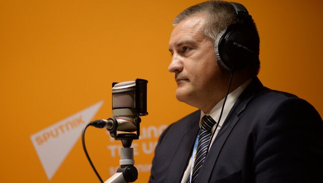 Глава Республики Крым Сергей Аксенов в студии радио Sputnik