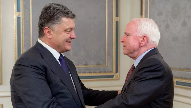 Президент Украины Петр Порошенко и американский сенатор Джон Маккейн