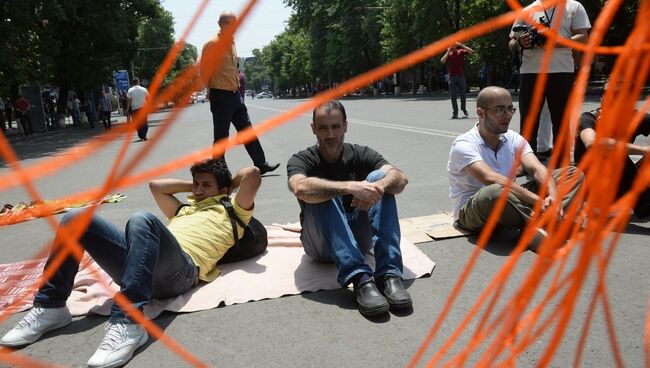 Участники акции протеста против повышения тарифов на электроэнергию в Ереване