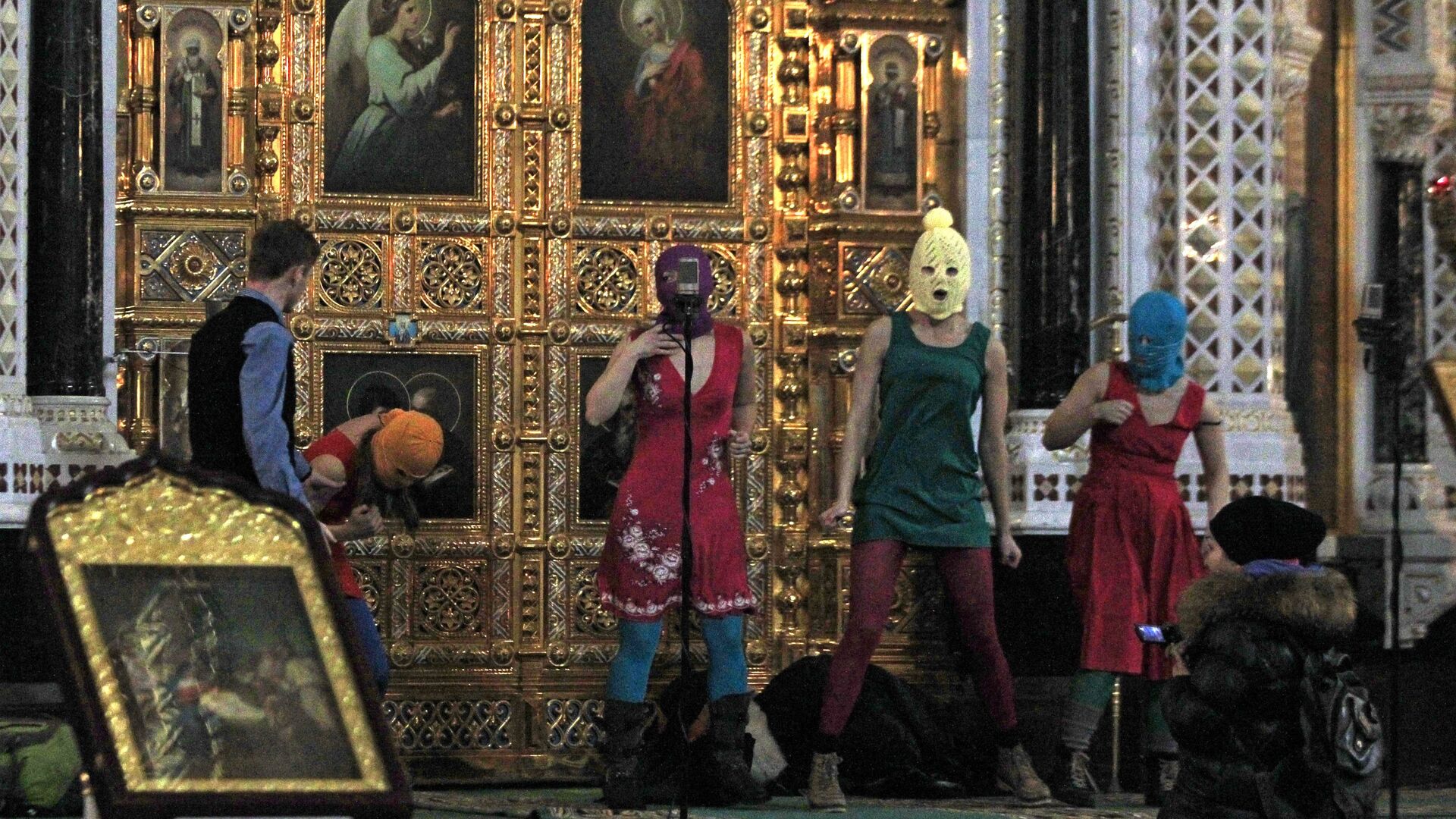 Акция «панк-молебен» арт-группы Pussy Riot в храме Христа Спасителя - РИА Новости, 1920, 15.12.2025