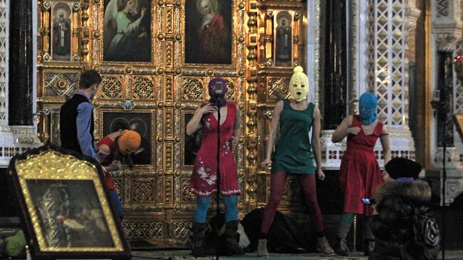 Акция «панк-молебен» арт-группы Pussy Riot в храме Христа Спасителя