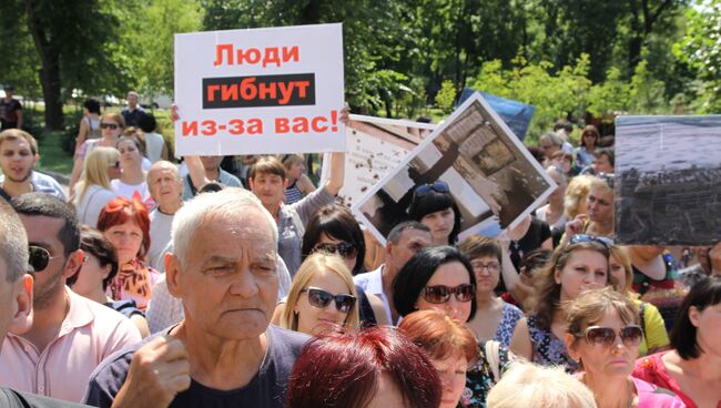 Жители Донецка на митинге-протесте против сотрудников Красного креста и ОБСЕ