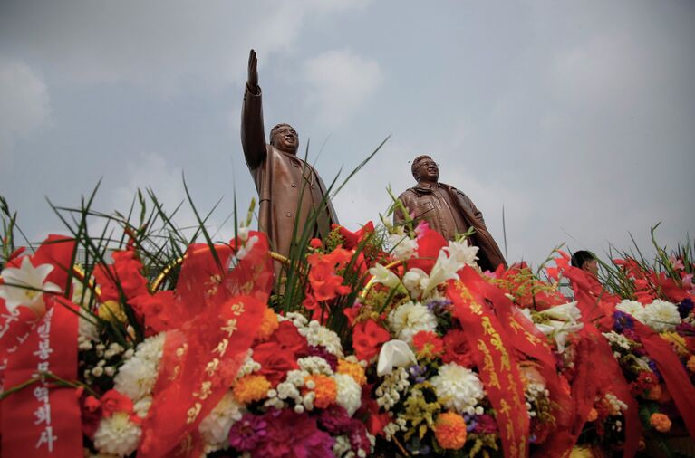 Памятник Ким Ир Сену и Ким Чен Иру в Пхеньяне, КНДР