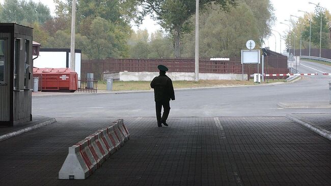 Пограничник на границе между Белоруссией и Польшей