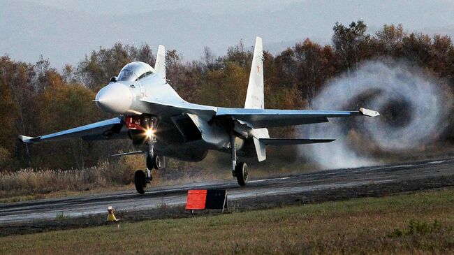 Новый многоцелевой истребитель Су-30 М2 совершает посадку на военном аэродроме Центральная Угловая в Приморском крае