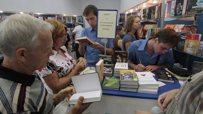 Посетители на книжной ярмарке. Киев, Украина