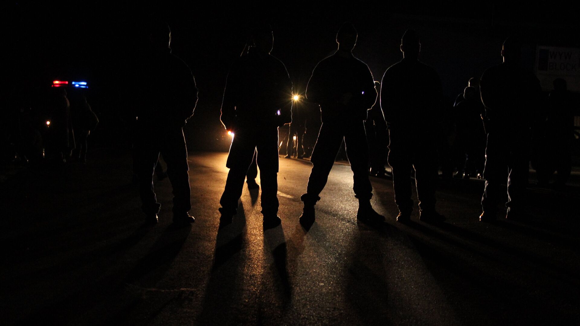 Венгерская полиция перекрыла трассу М1, ведущую от границы в Будапешт, чтобы задержать шествие беженцев - РИА Новости, 1920, 11.05.2025