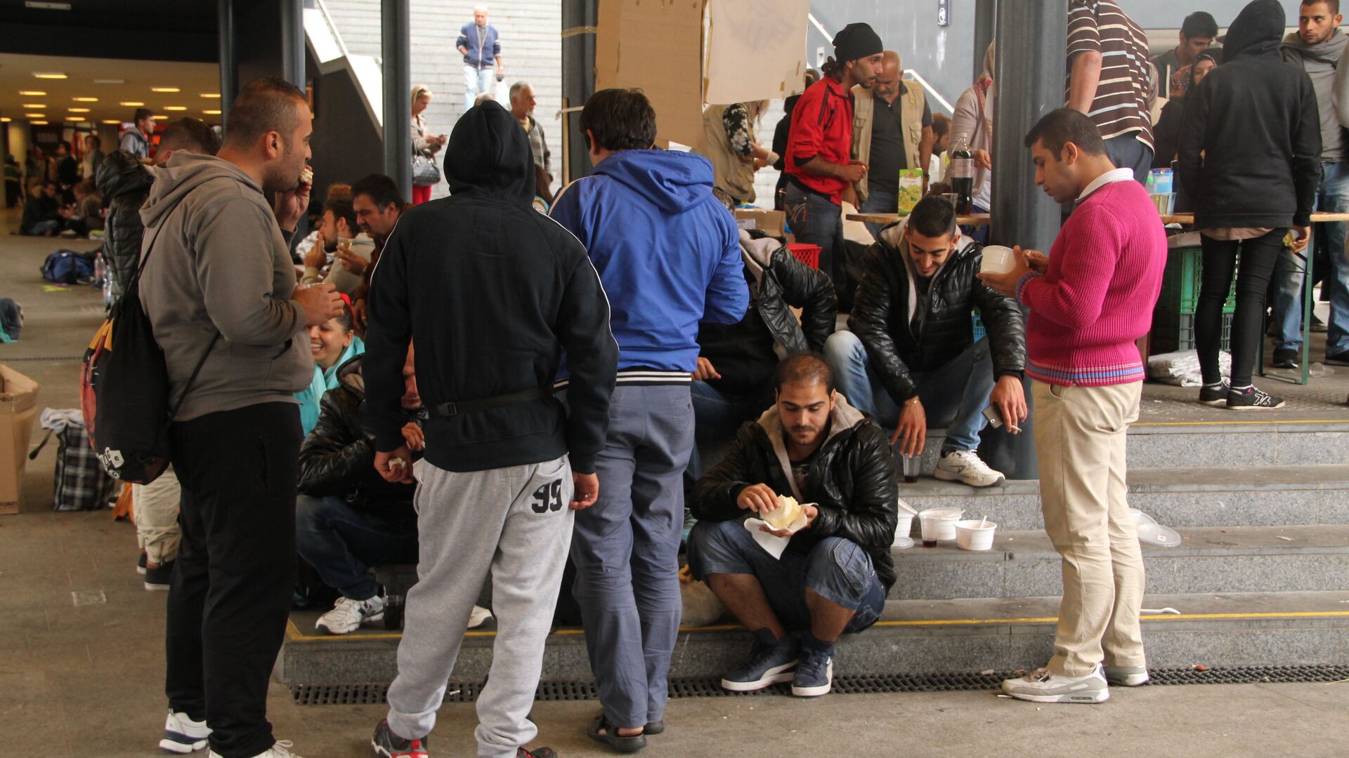 Беженцы из стран Ближнего Востока на железнодорожном вокзале Келети в Будапеште - РИА Новости, 1920, 03.11.2025