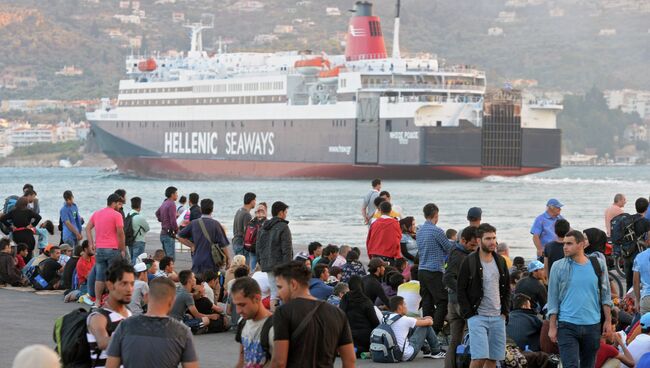 Беженцы с Ближнего Востока в порту города Митилини на греческом острове Лесбос Беженцы с Ближнего Востока в порту города Митилини на греческом острове Лесбос