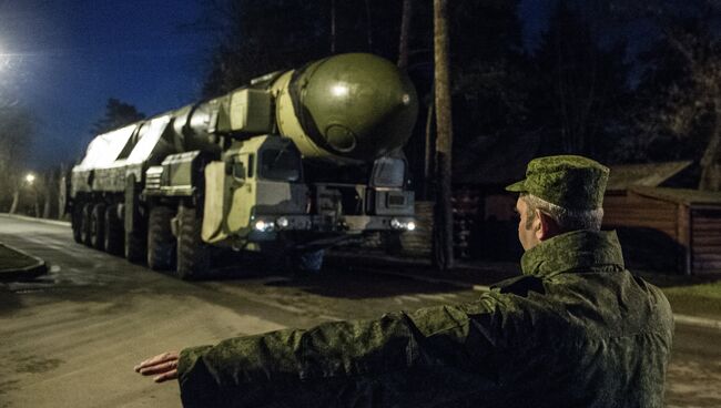 Пусковая установка Тополь с транспортно-пусковым контейнером во время транспортировки из Серпухова в Москву