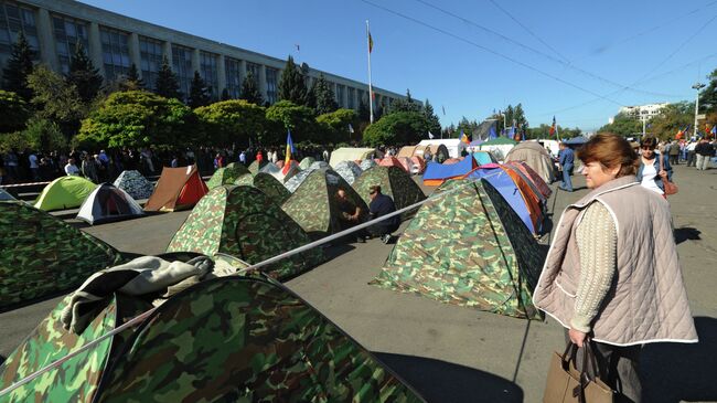 Палаточный лагерь противников действующей власти у здания кабинета министров в Кишиневе. Архивное фото