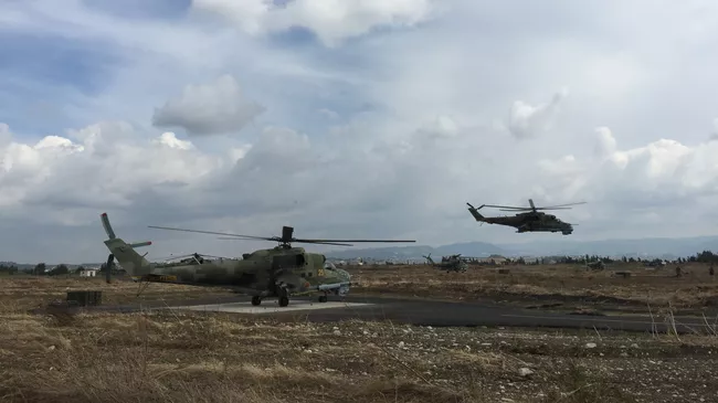 Российские ударные вертолеты МИ-24 вылетают на боевое задание с аэродрома Хмеймим, Сирия