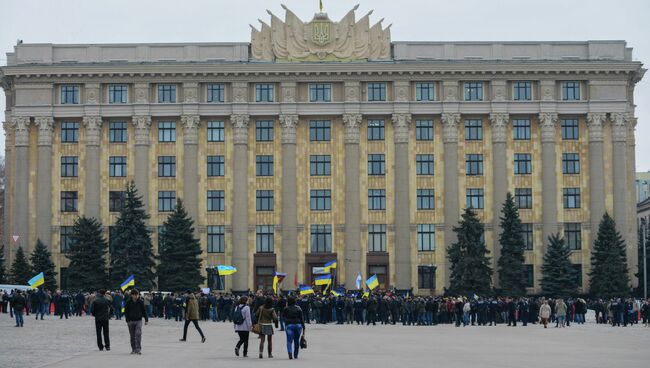 У здания Областной администрации Харькова