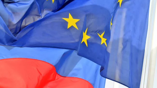 Флаги России, ЕС, Франции и герб Ниццы на набережной Ниццы