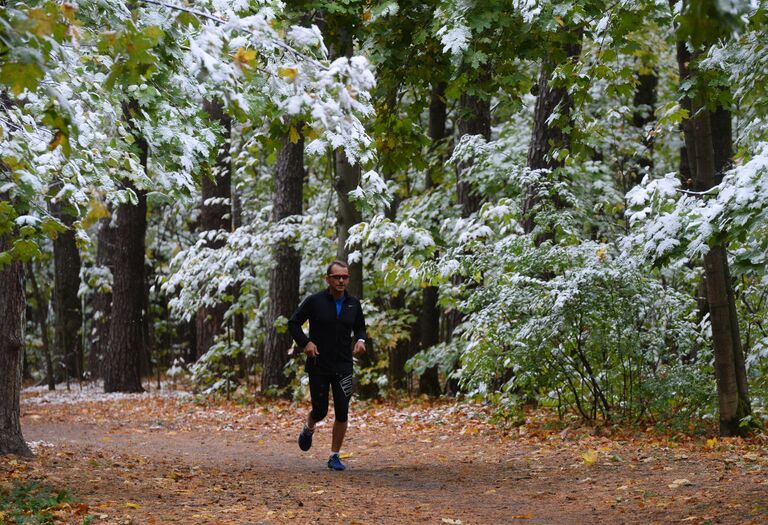 Мужчина занимается бегом во время снегопада в Москве. Архивное фото