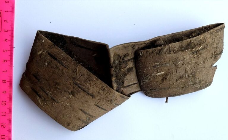 Берестяная грамота, найденная археологами на территории бывшей гостиницы Россия