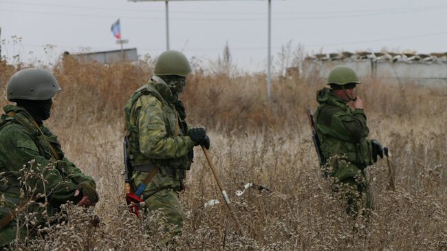 Саперы ополчения Донецкой народной республики проводят разминирование территории поселка Александровка в пригороде Донецка