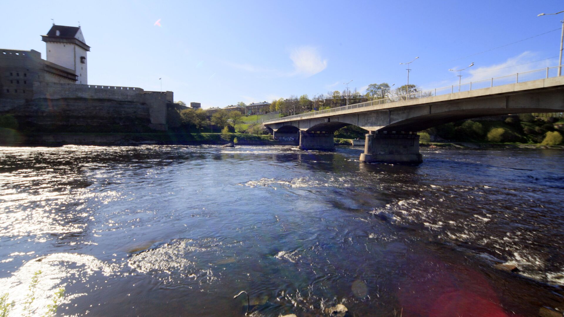 Вид на Нарвскую крепость. Государственная граница России и Эстонии проходит посередине реки Нарвы - РИА Новости, 1920, 03.05.2022