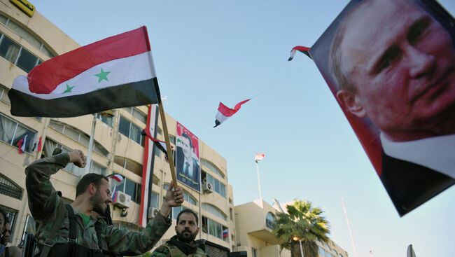 Военнослужащие Сирийской Арабской армии на митинге в Тартусе в поддержку операции Воздушно-космических сил РФ в Сирии