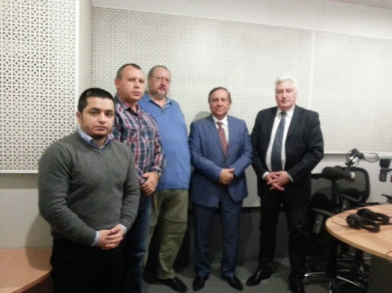 Эксперты в студии на записи радиопередачи Военно-политический анализ Эксперты в студии на записи радиопередачи Военно-политический анализ