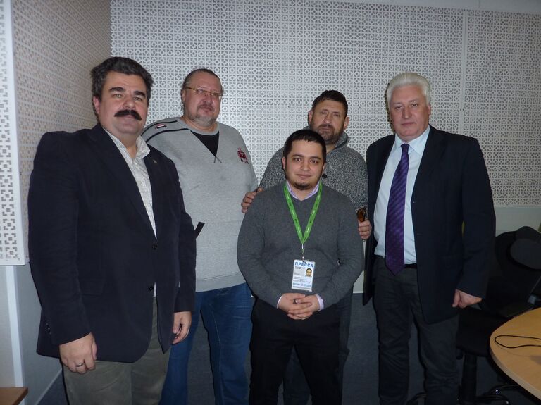 Эксперты в студии радио Sputnik на записи радиопрограммы Эксперты в студии радио Sputnik на записи радиопрограммы