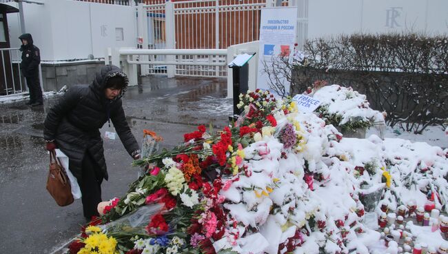 Цветы у посольства Франции в Москве