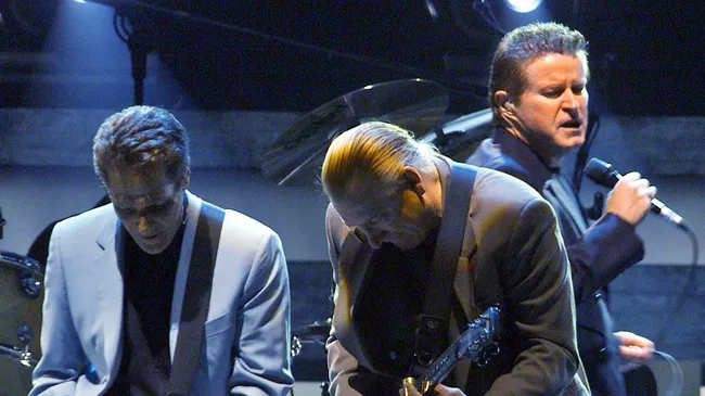 Участники легендарной рок-группы The Eagles во время концерта в Москве. 2001 год