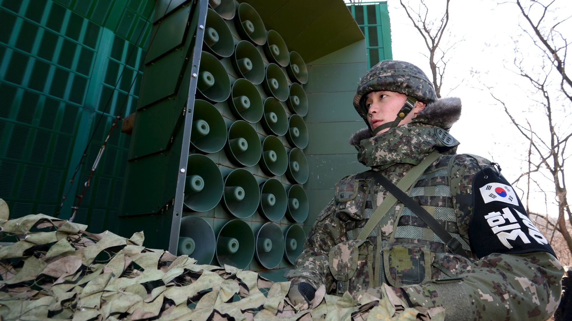 Южнокорейский военнослужащий готовит громкоговорители для пропагандистского вещания на границе с КНДР, 8 января 2016 - РИА Новости, 1920, 29.08.2020