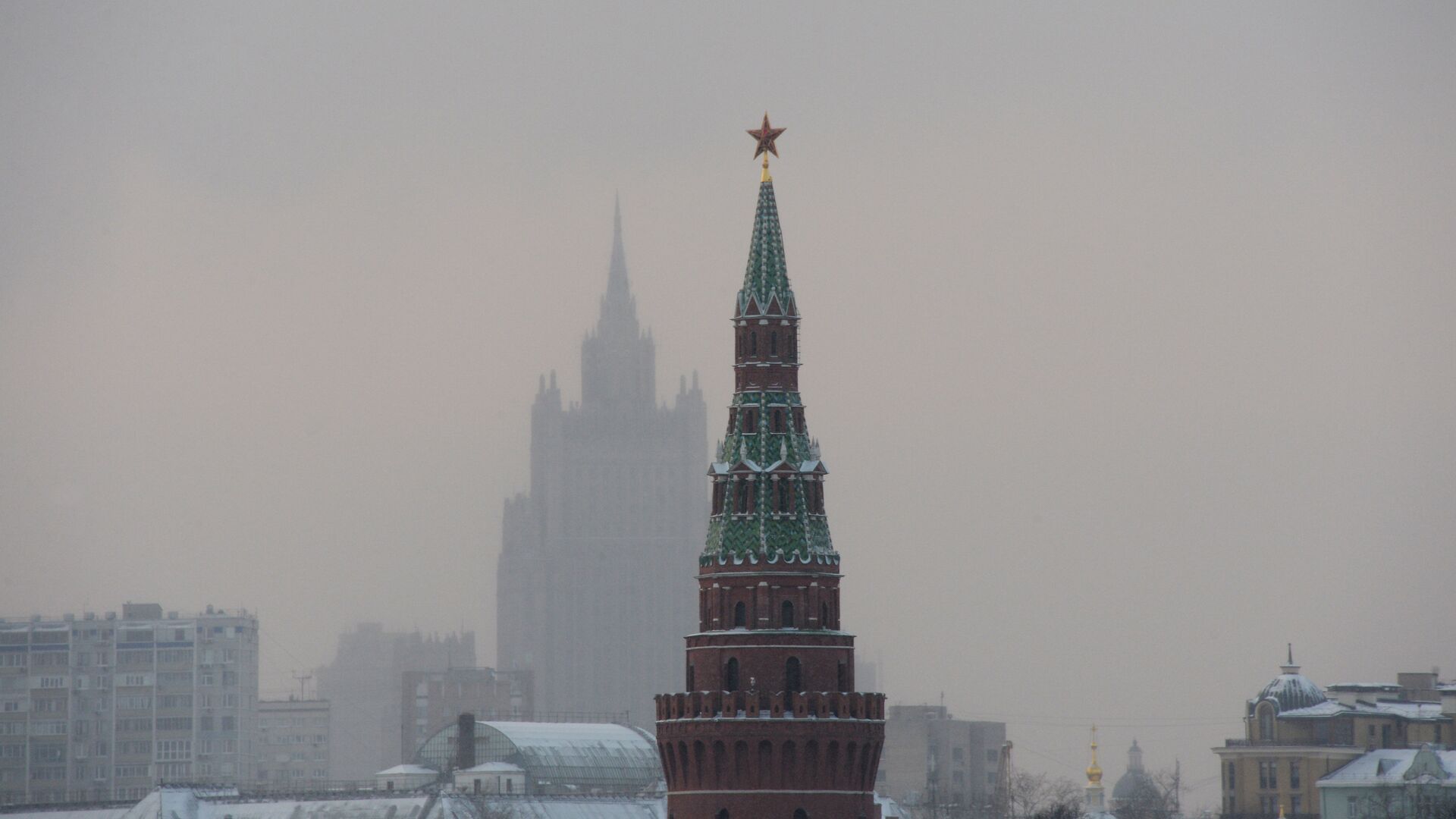 Водовзводная башня Московского Кремля и высотное здание МИД России - РИА Новости, 1920, 06.12.2022