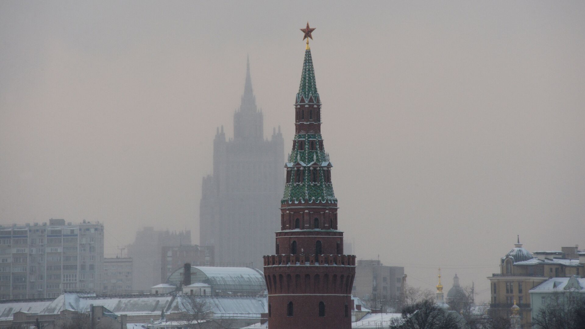 Водовзводная башня Московского Кремля и высотное здание МИД России - РИА Новости, 1920, 06.12.2022