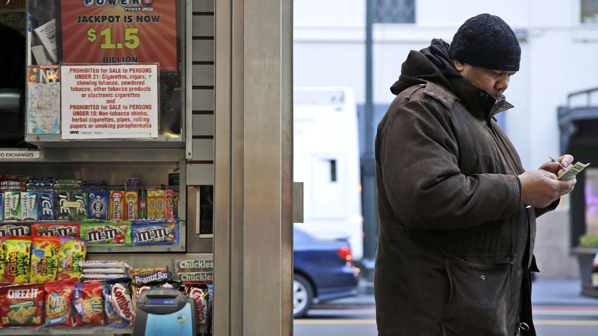 Мужчина с лотерейным билетом Powerball максимальный выигрыш которой на данный момент составляет 1,5 миллиарда долларов - РИА Новости, 1920, 22.01.2022