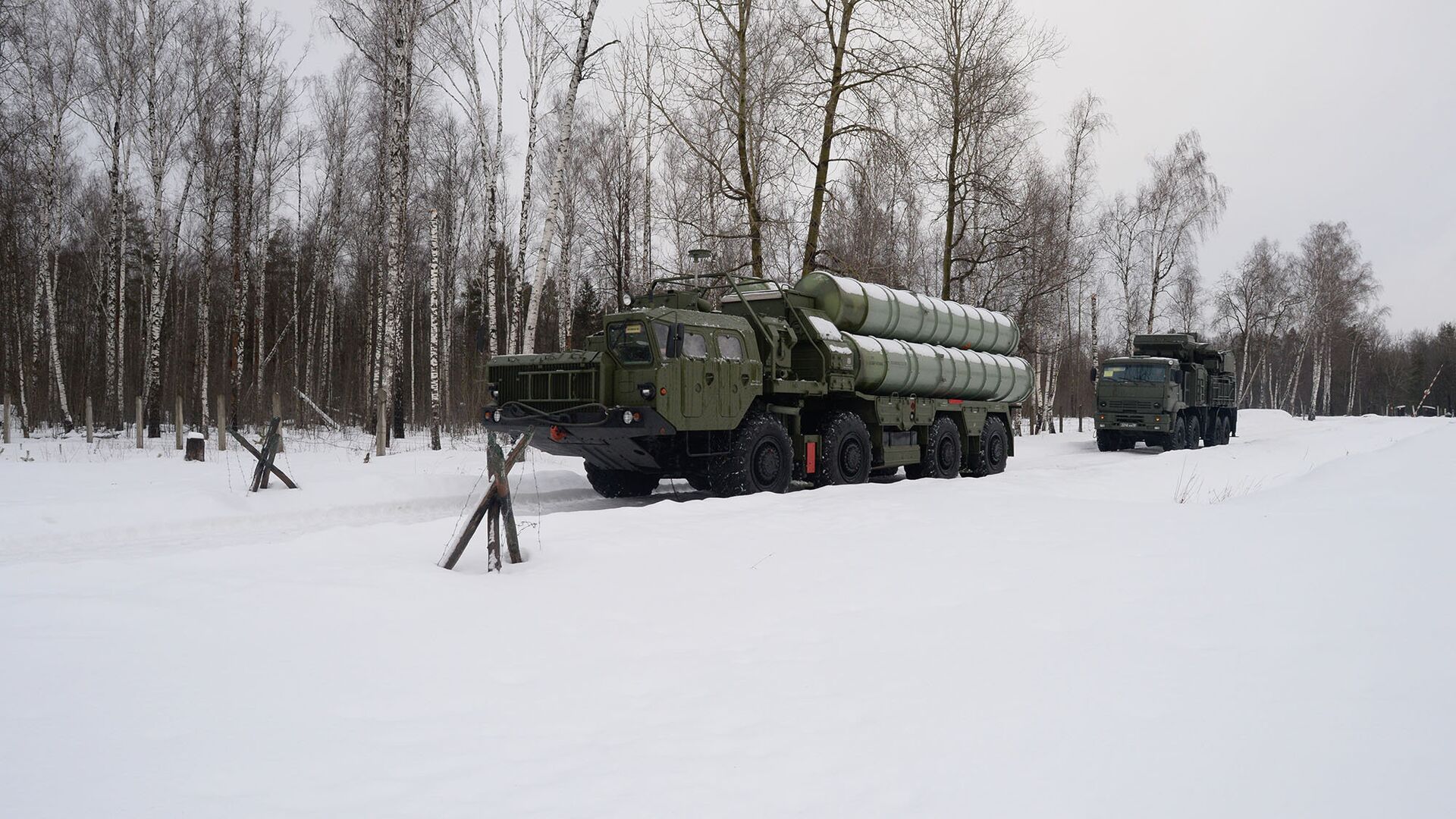 Пусковые установки зенитной ракетной систем С-400 Триумф и самоходный зенитный ракетно-пушечный комплекс Панцирь-С1 (слева направо) на марше в Московской области - РИА Новости, 1920, 28.01.2021