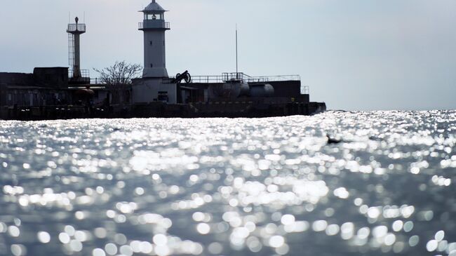 Маяк городского порта Ялты в акватории Черного моря