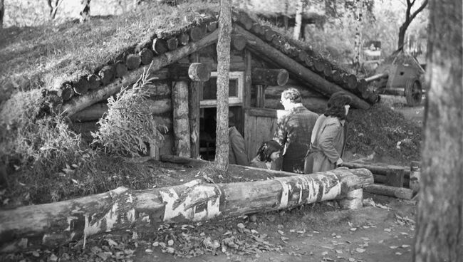 Партизанская землянка - экспонат выставки 60 лет советскому кино