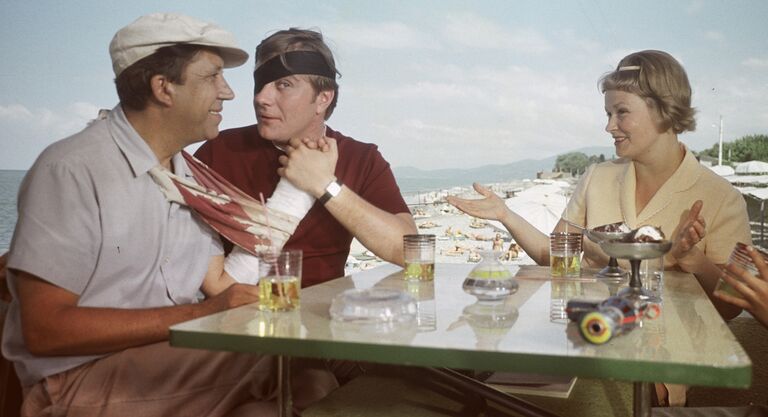 Кадр из кинофильма Бриллиантовая рука (режиссер Леонид Гайдай). Актеры Юрий Никулин в роли Горбункова, Андрей Миронов в роли Козодоева и Нина Гребешкова в роли Горбунковой