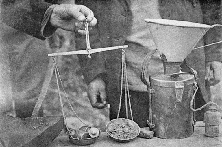 Прием и взвешивание золота на приисках Витимского горного округа. Иркутская область