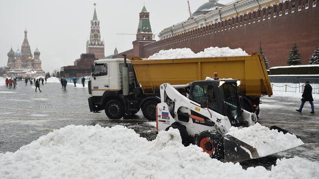 Уборка снега в Москве. Архивное фото