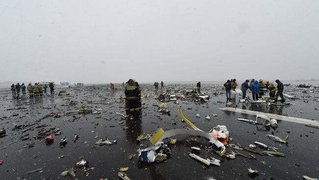 На месте крушения пассажирского самолета Boeing-737-800, который разбился при посадке в аэропорту Ростова-на-Дону