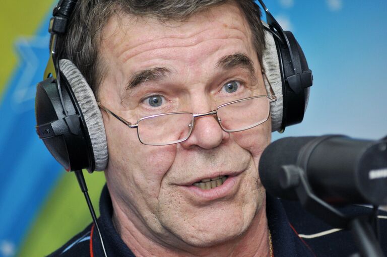 Актер Алексей Булдаков выступает на утреннем шоу Мурзилки LIVE на Авторадио в Москве