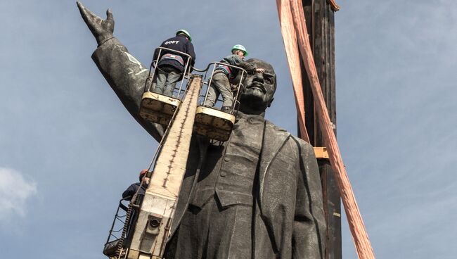 Демонтаж памятника Ленину в Запорожье