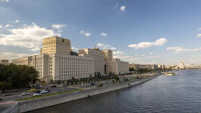 Здание министерства обороны РФ на Фрунзенской набережной в Москве